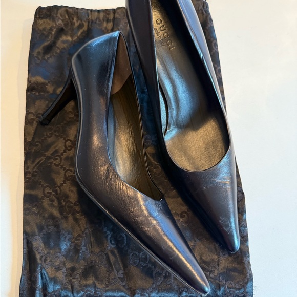 Black Gucci leather heels size 8, used but nearly perfect condition. - Picture 4 of 6